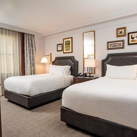 Intercontinental New York Barclay Hotel By Ihg Exteriér fotografie A guest room at the Waldorf Astoria Chicago