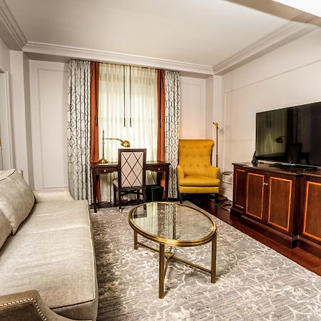 Intercontinental New York Barclay Hotel By Ihg Exteriér fotografie A living room at the Waldorf Astoria Chengdu