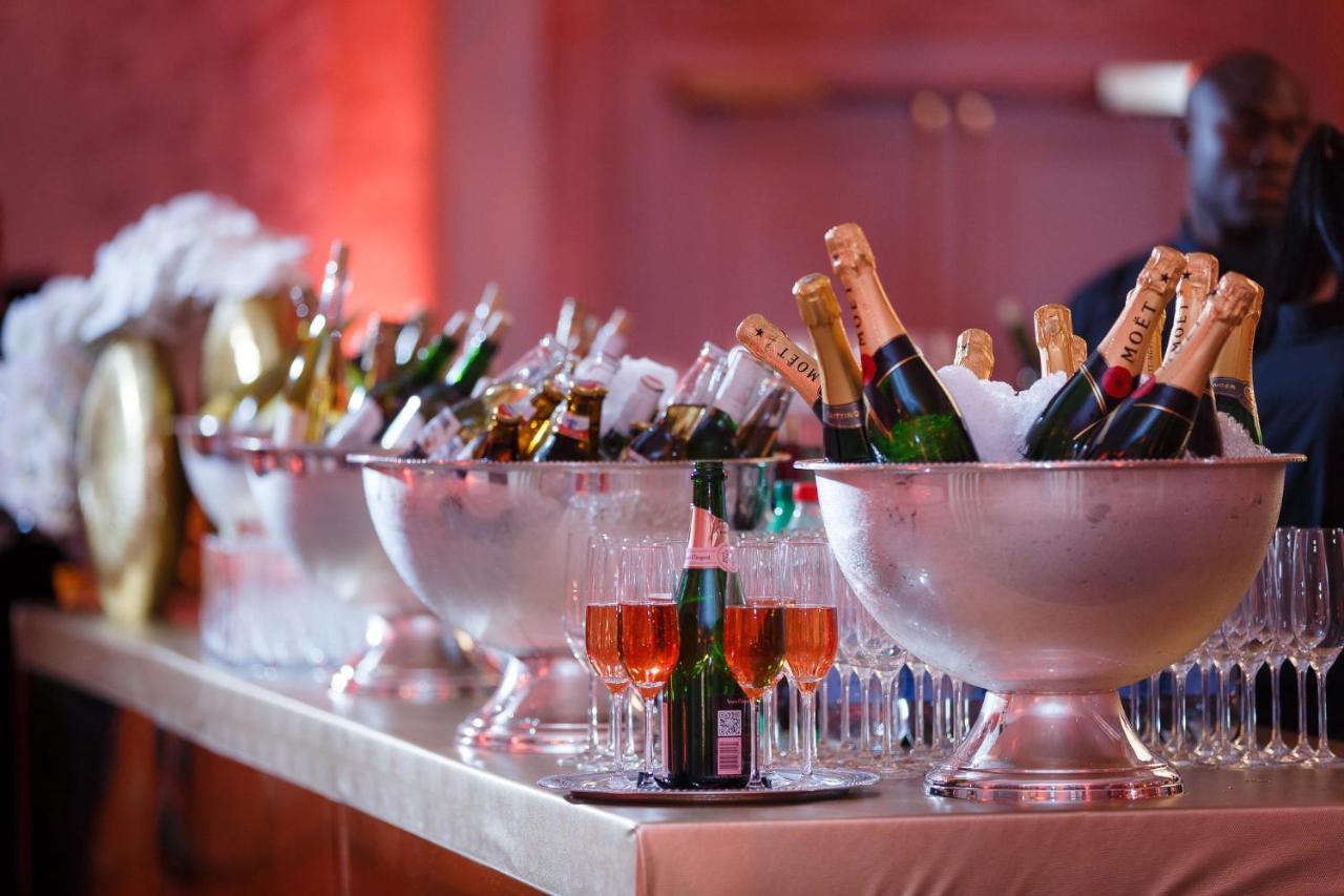 Intercontinental New York Barclay Hotel By Ihg Exteriér fotografie Champagne bottles in a champagne cooler