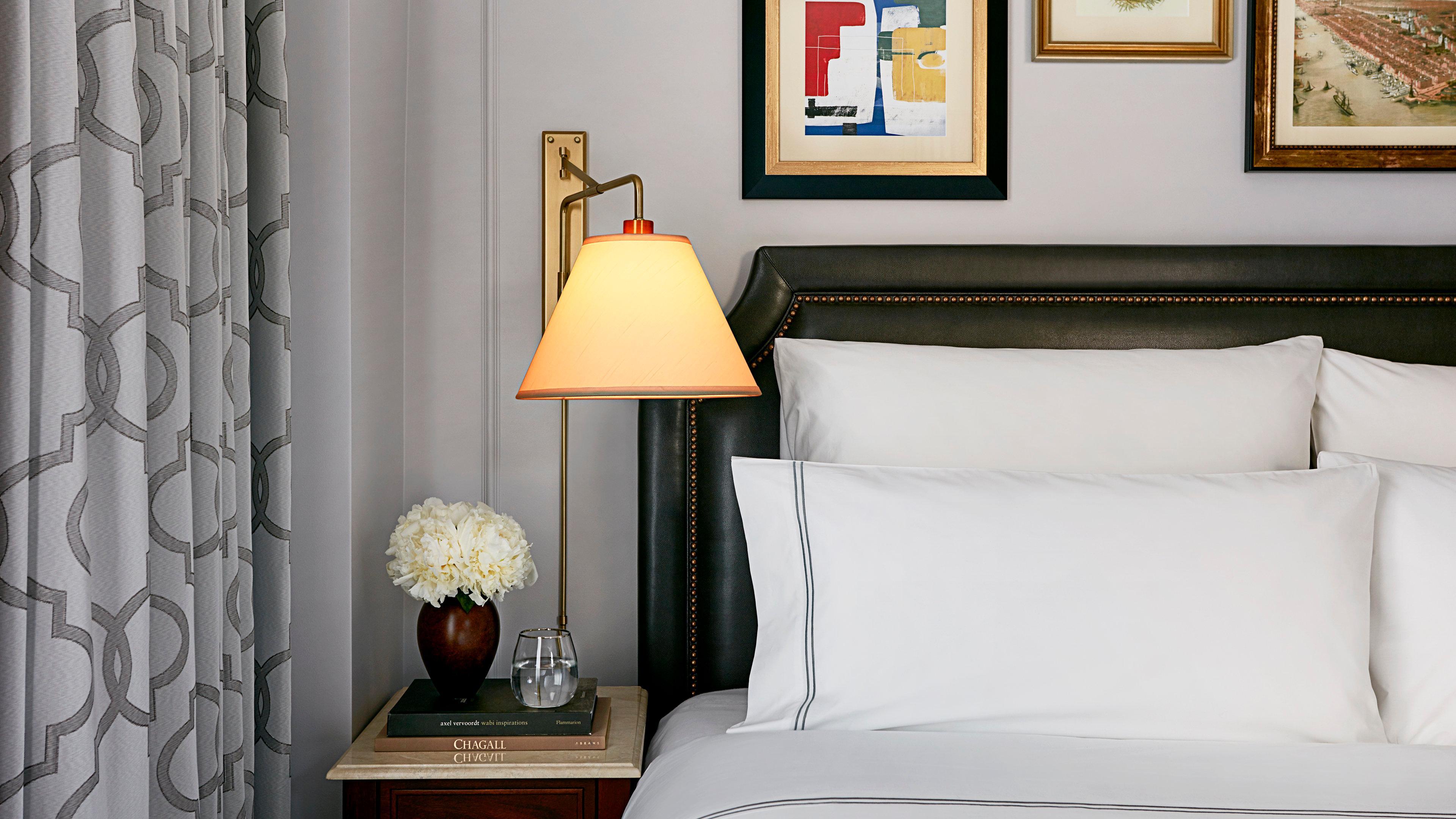 Intercontinental New York Barclay Hotel By Ihg Exteriér fotografie A lamp on a bedside table