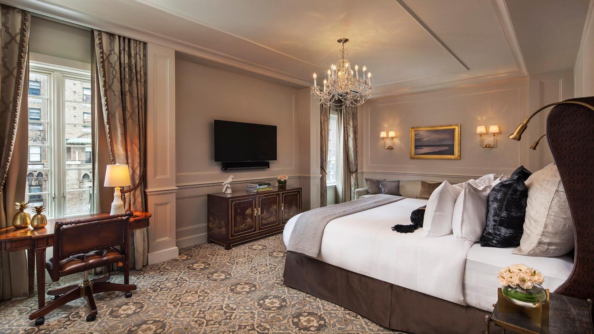 Intercontinental New York Barclay Hotel By Ihg Exteriér fotografie A bedroom at The St. Regis New York