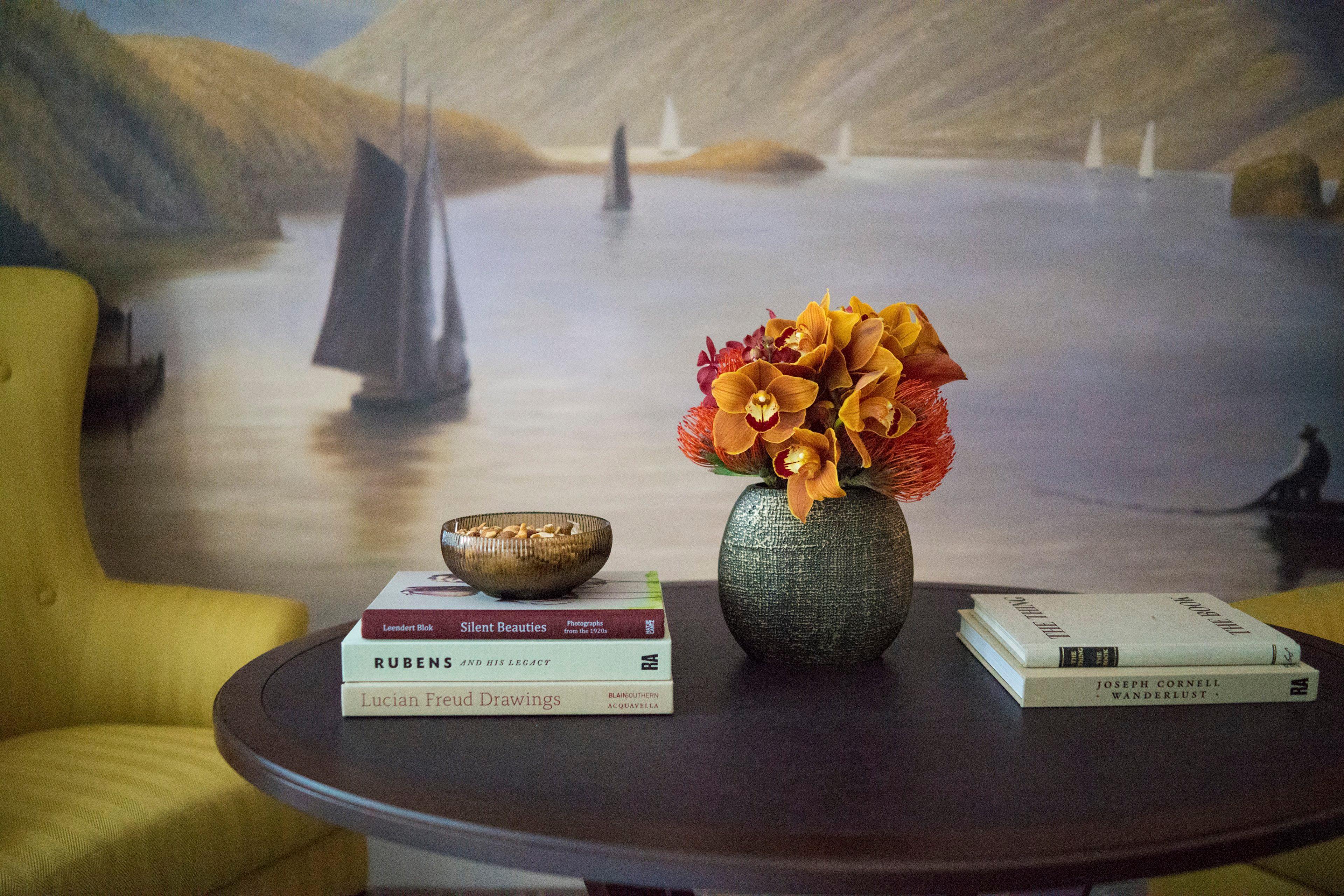 Intercontinental New York Barclay Hotel By Ihg Exteriér fotografie A table with a flower arrangement