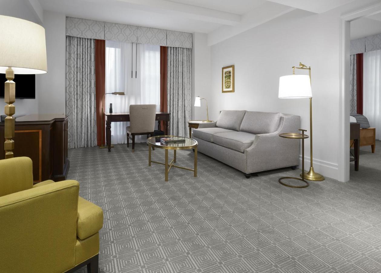 Intercontinental New York Barclay Hotel By Ihg Exteriér fotografie A suite at the Waldorf Astoria Chicago