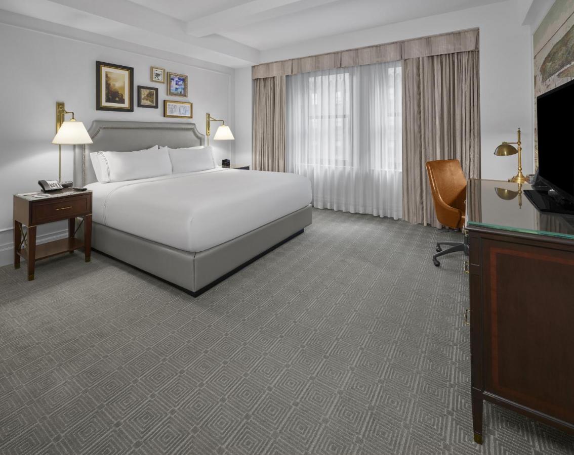 Intercontinental New York Barclay Hotel By Ihg Exteriér fotografie A guest room at the Waldorf Astoria Washington DC
