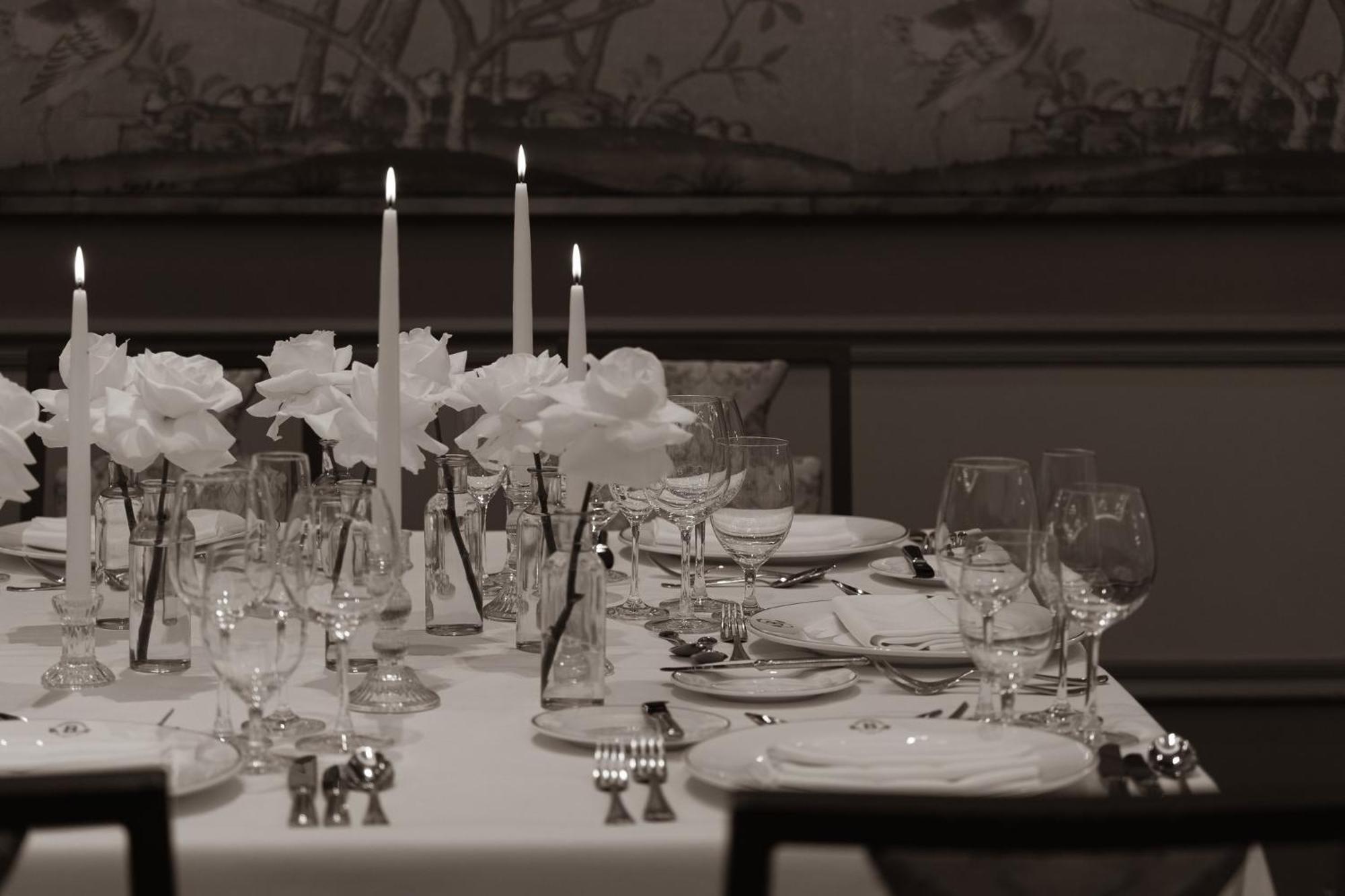 Intercontinental New York Barclay Hotel By Ihg Exteriér fotografie A table set for a formal dinner